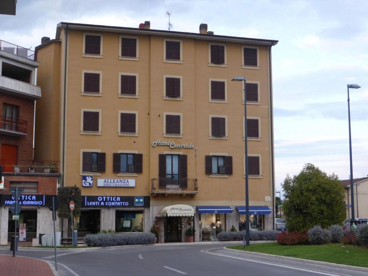 Hotel Centrale Chiusi Bagian luar foto