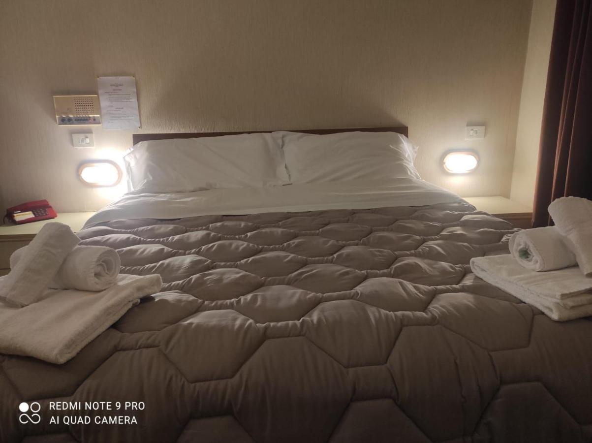 Hotel Centrale Chiusi Bagian luar foto
