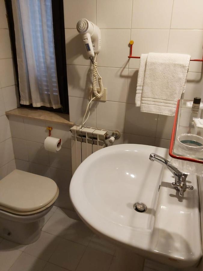 Hotel Centrale Chiusi Bagian luar foto