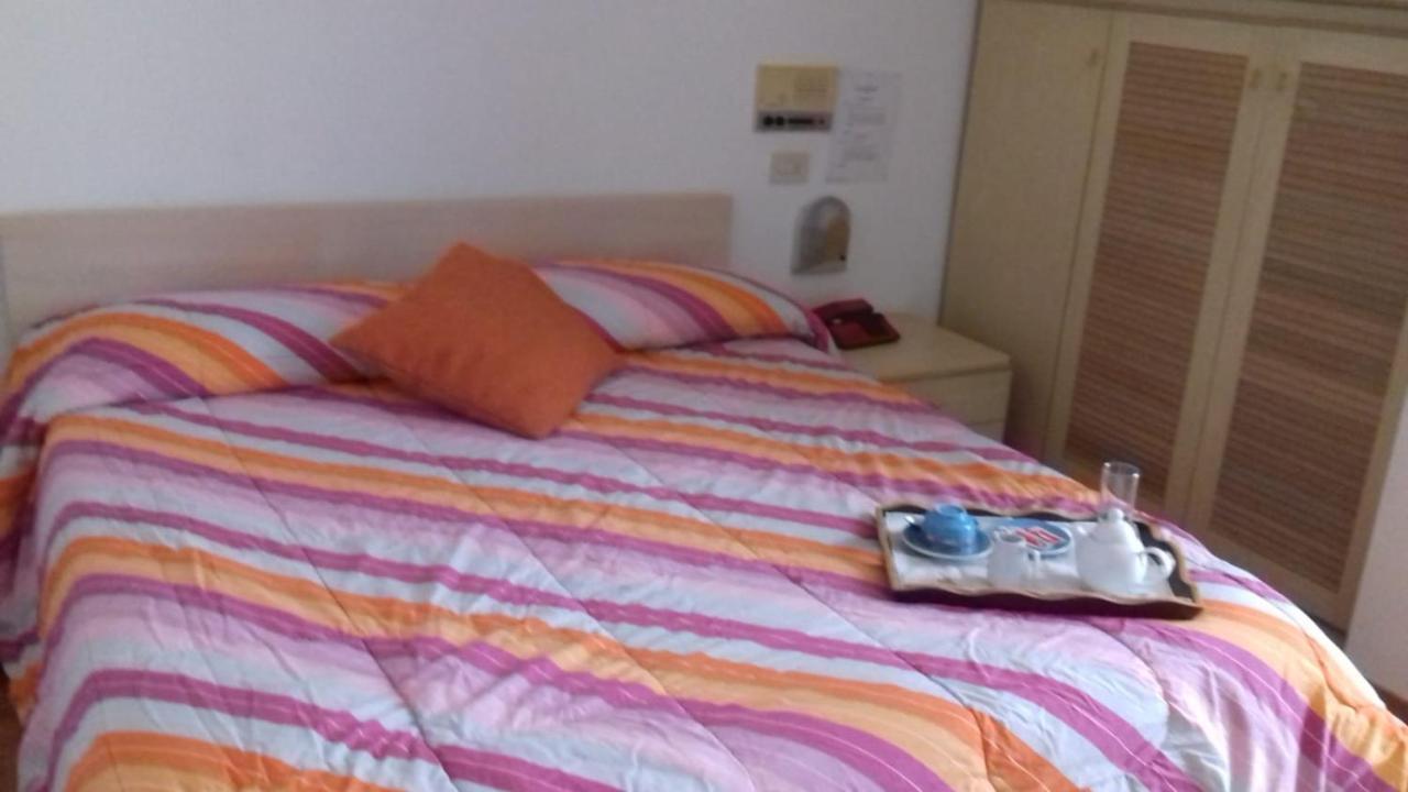 Hotel Centrale Chiusi Bagian luar foto