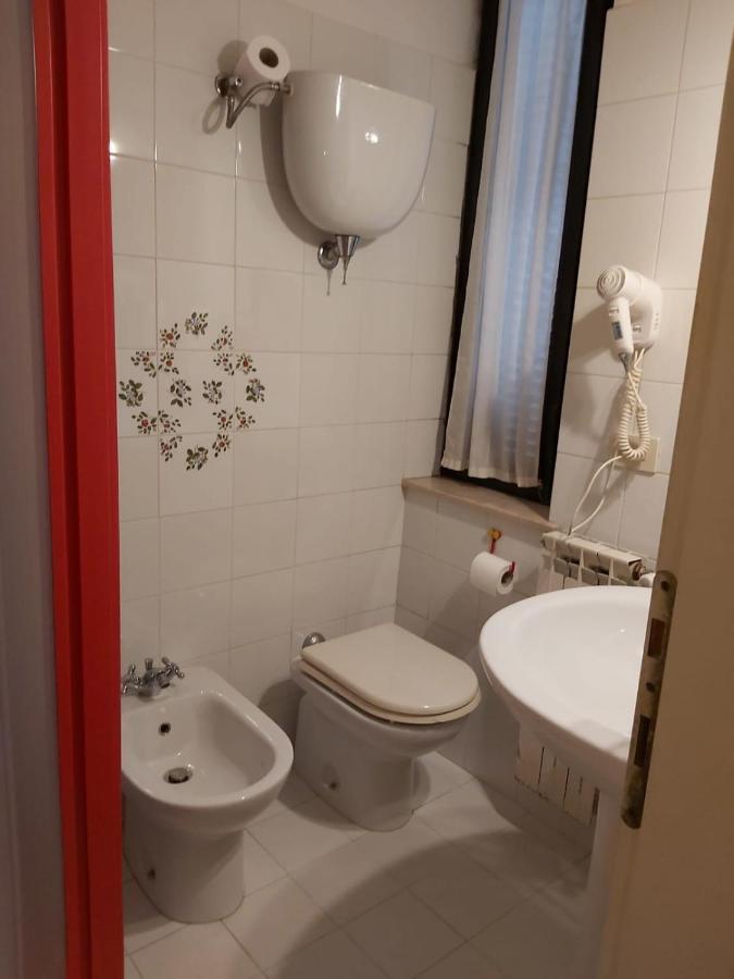 Hotel Centrale Chiusi Bagian luar foto