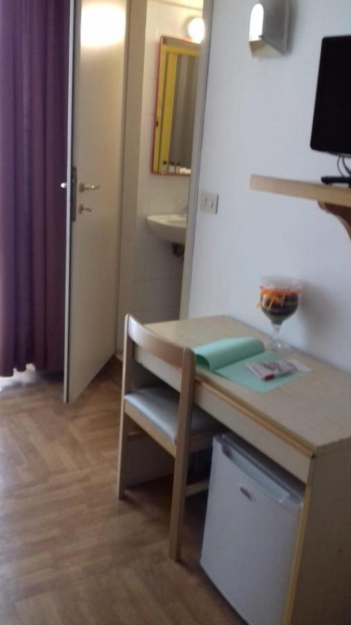 Hotel Centrale Chiusi Bagian luar foto