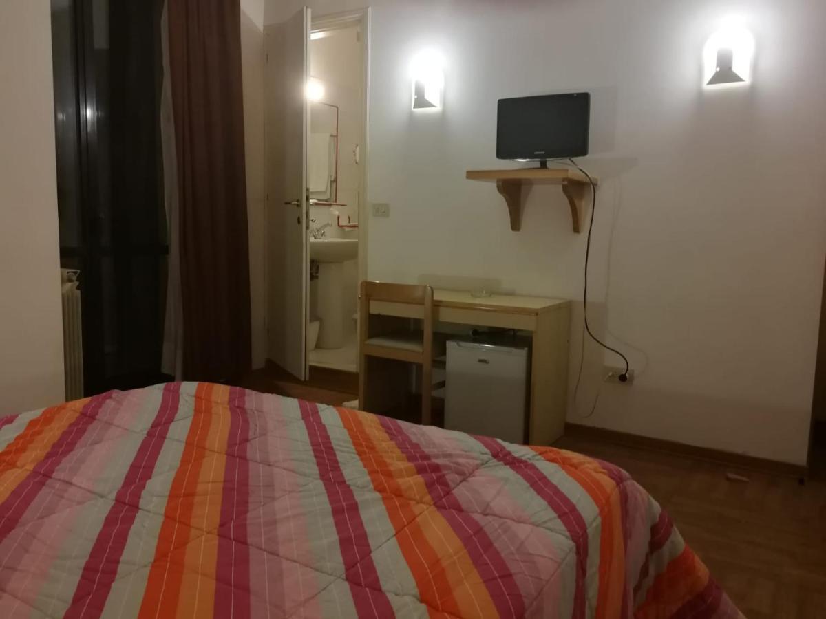 Hotel Centrale Chiusi Bagian luar foto