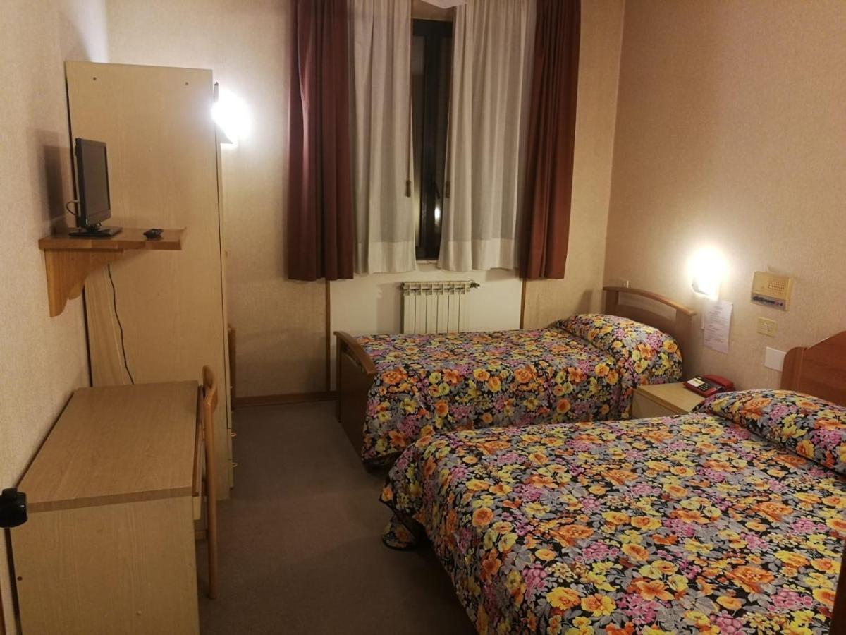 Hotel Centrale Chiusi Bagian luar foto