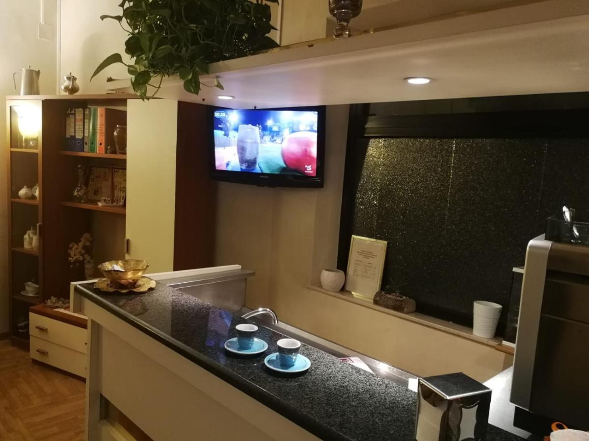 Hotel Centrale Chiusi Bagian luar foto