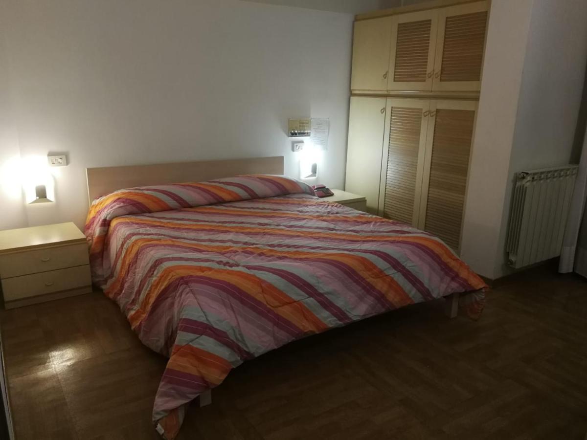 Hotel Centrale Chiusi Bagian luar foto